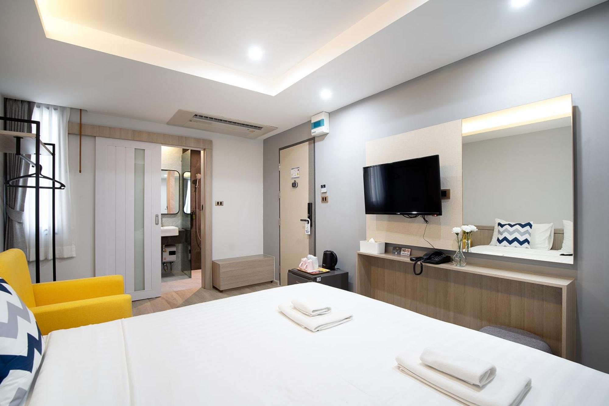 The Riski Hotel at Bangphlat Station SHA Bangkok Bagian luar foto