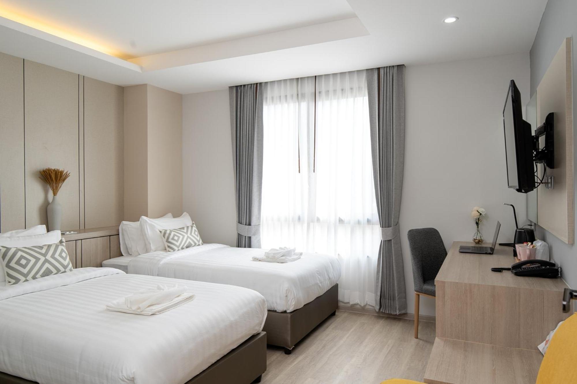 The Riski Hotel at Bangphlat Station SHA Bangkok Bagian luar foto