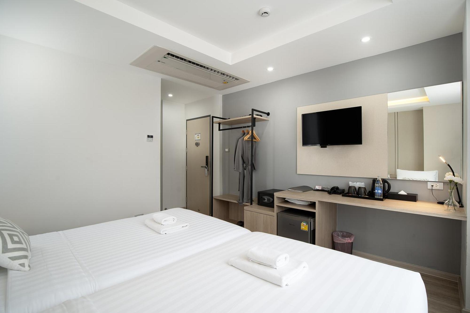 The Riski Hotel at Bangphlat Station SHA Bangkok Bagian luar foto