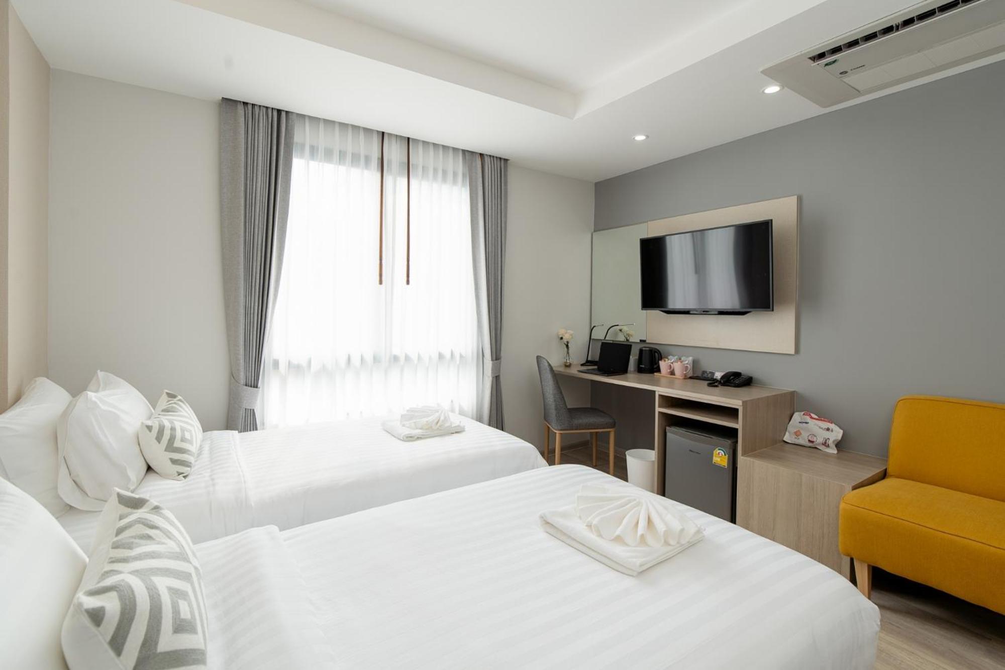 The Riski Hotel at Bangphlat Station SHA Bangkok Bagian luar foto