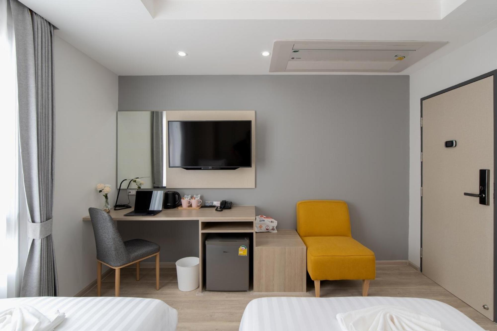 The Riski Hotel at Bangphlat Station SHA Bangkok Bagian luar foto