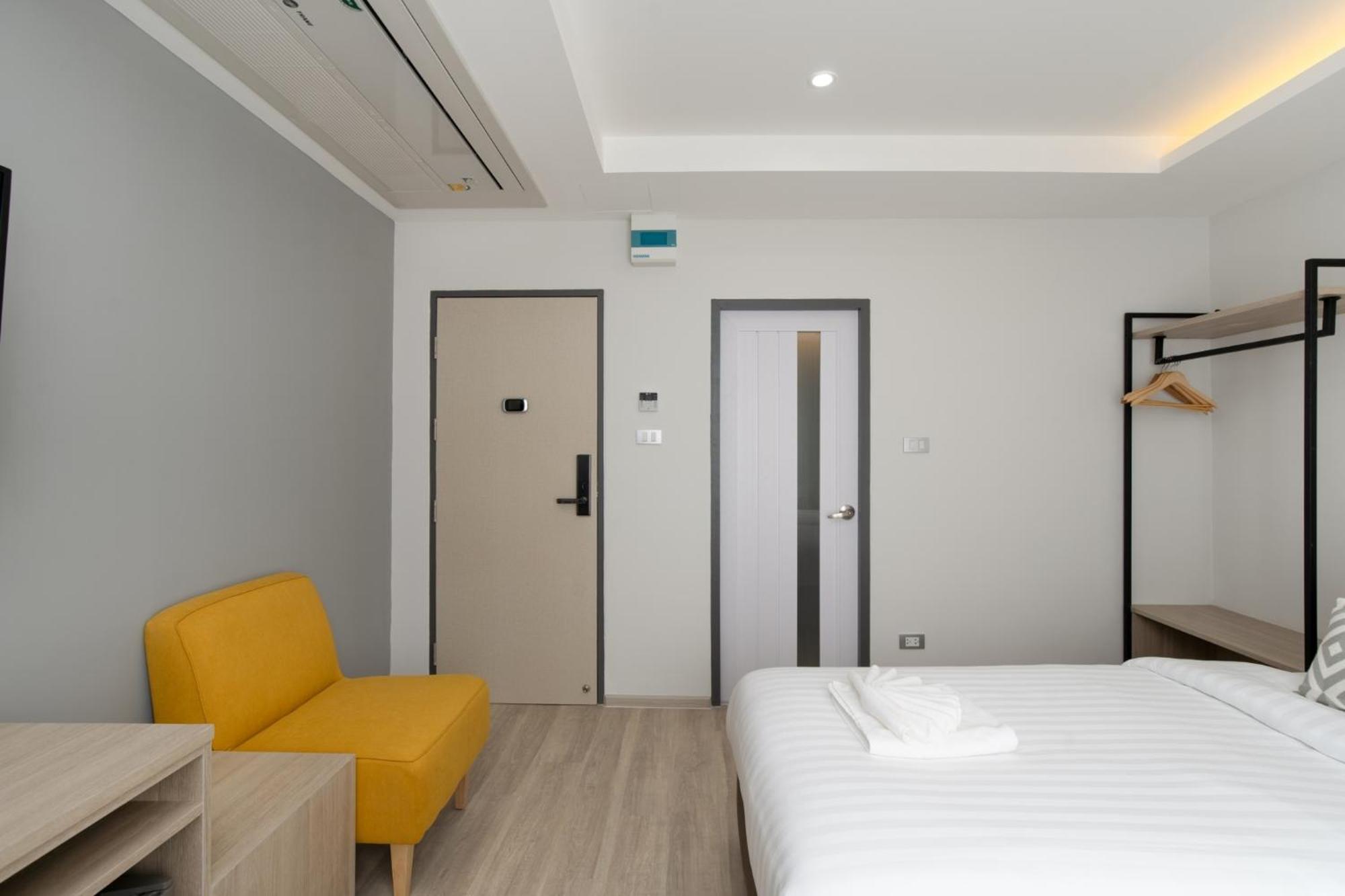 The Riski Hotel at Bangphlat Station SHA Bangkok Bagian luar foto