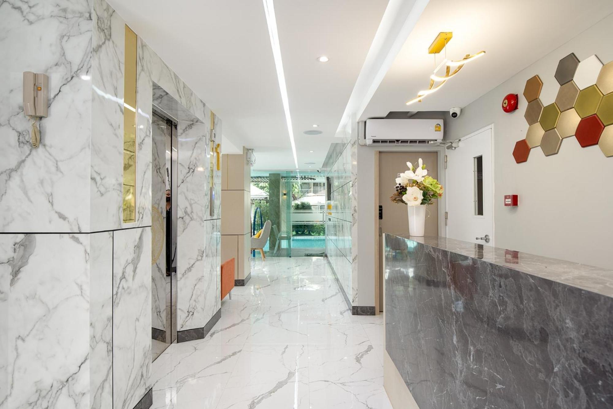 The Riski Hotel at Bangphlat Station SHA Bangkok Bagian luar foto