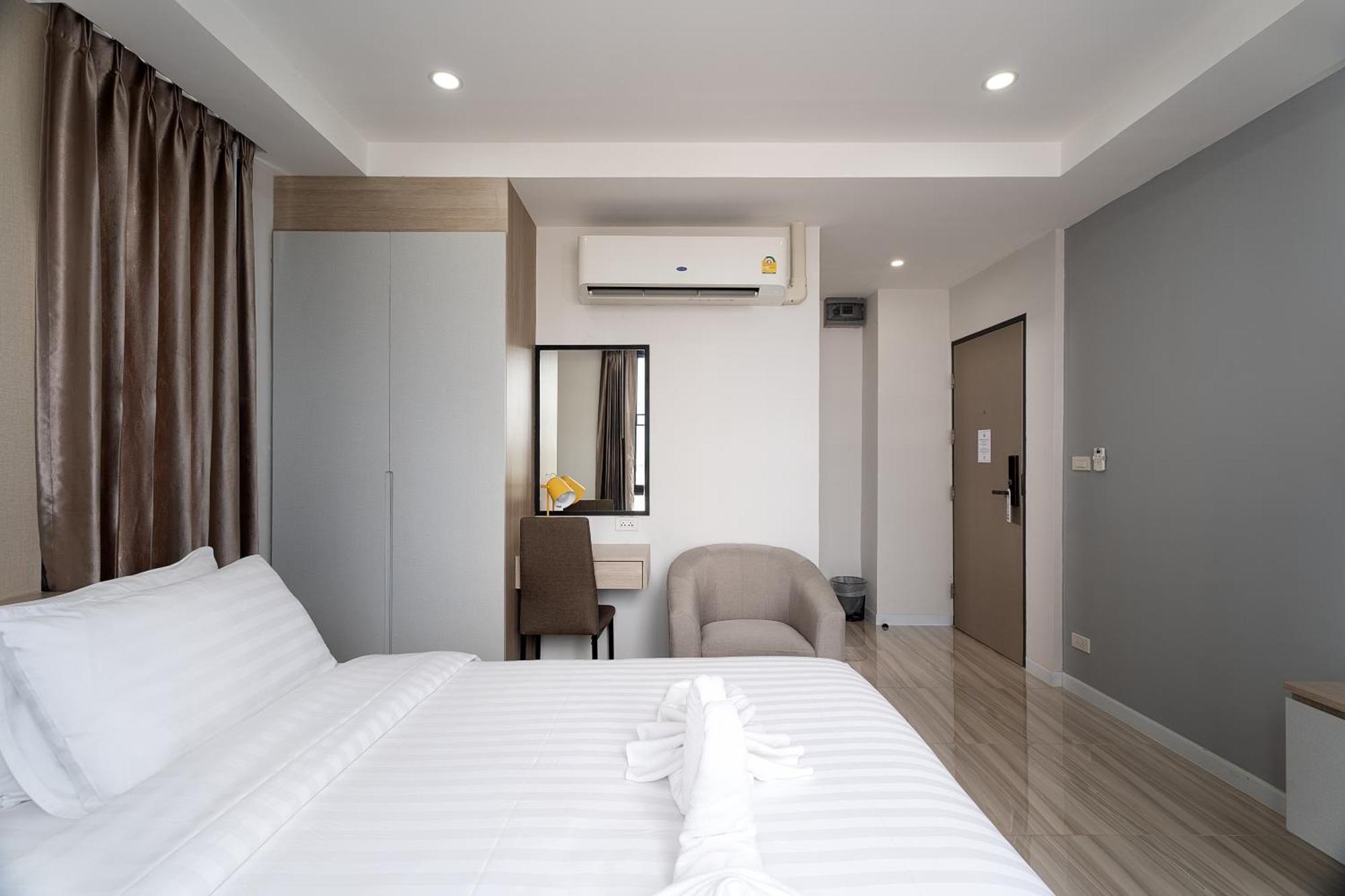 The Riski Hotel at Bangphlat Station SHA Bangkok Bagian luar foto