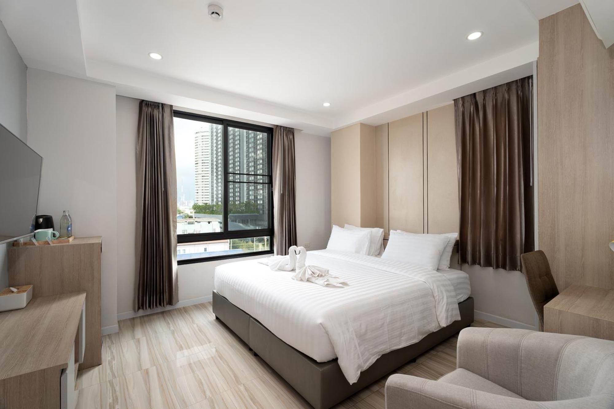 The Riski Hotel at Bangphlat Station SHA Bangkok Bagian luar foto