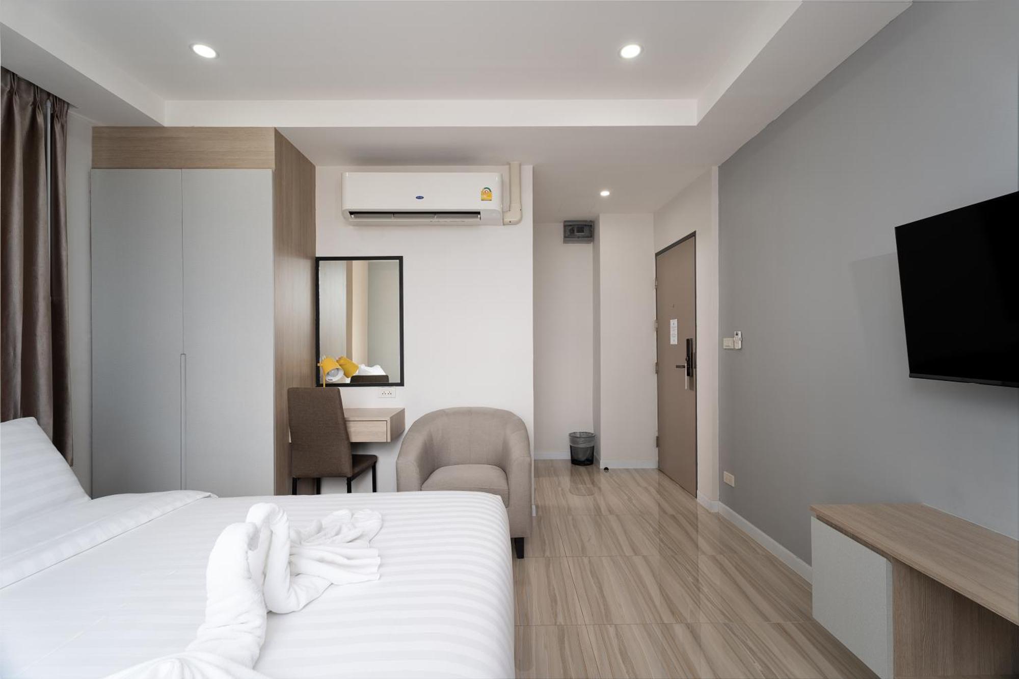 The Riski Hotel at Bangphlat Station SHA Bangkok Bagian luar foto