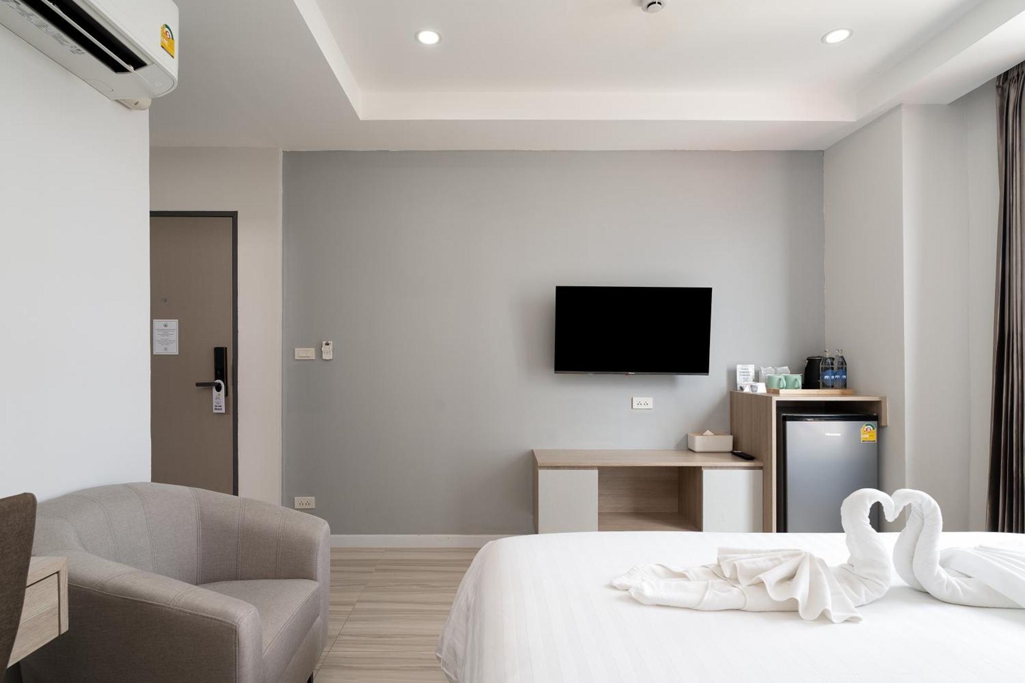 The Riski Hotel at Bangphlat Station SHA Bangkok Bagian luar foto