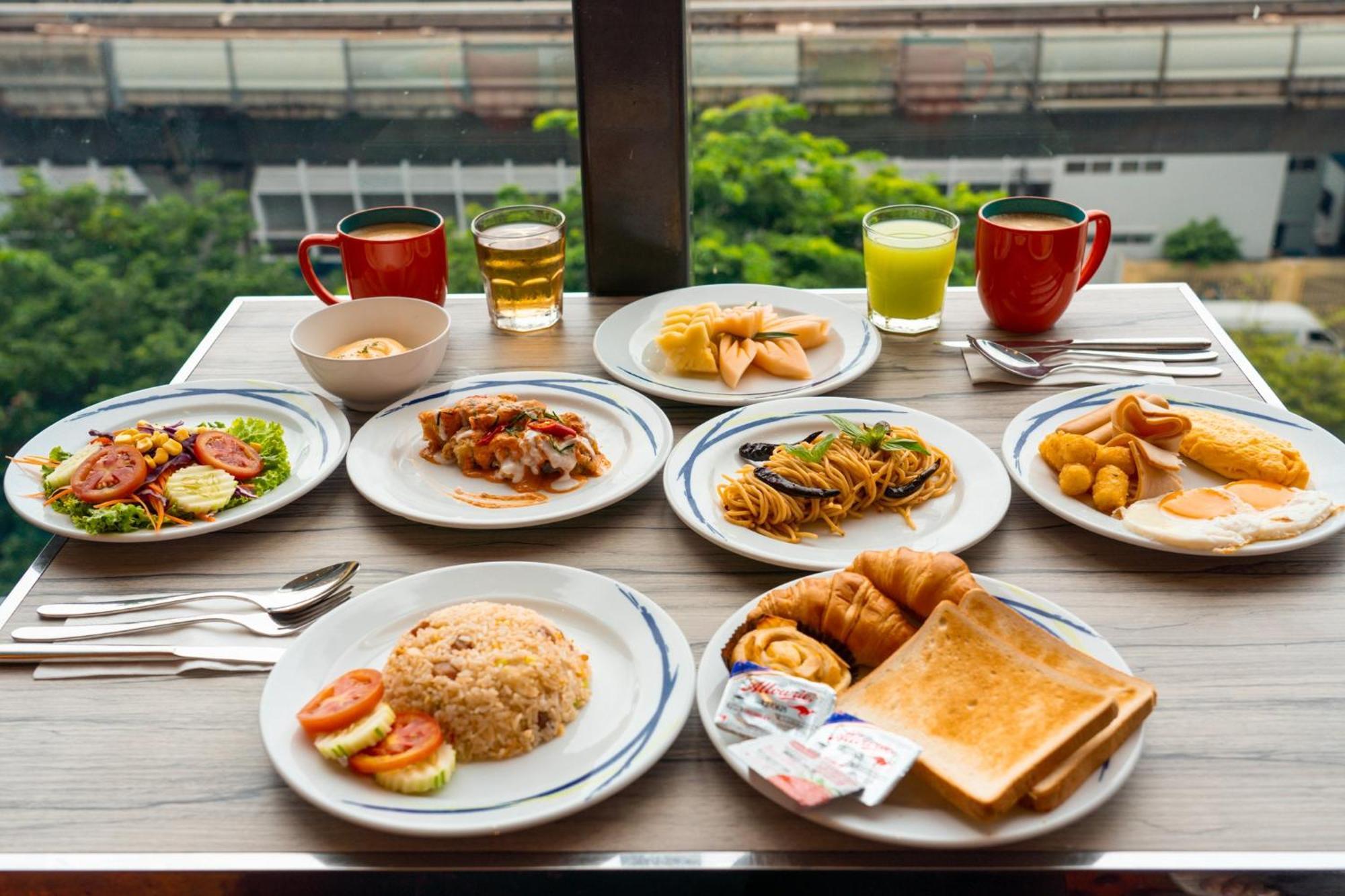 The Riski Hotel at Bangphlat Station SHA Bangkok Bagian luar foto